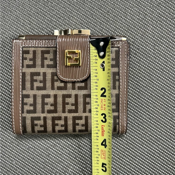 Authentic Rare Excellent Condition Fendi Zucchino Patent Leather KissLock Wallet - Picture 13 of 13